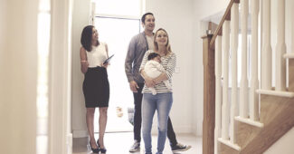 ejendomsmægler viser frem