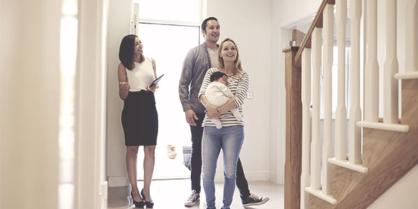 ejendomsmægler viser frem